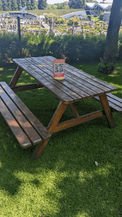Punto físico con acceso QR en una mesa comercial