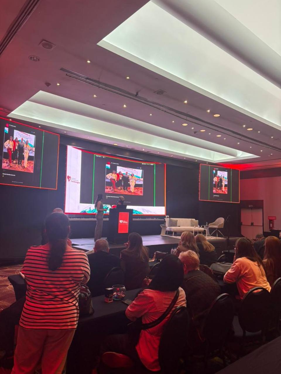 Presentación en vivo. La aplicación proyectada durante la programación del congreso.