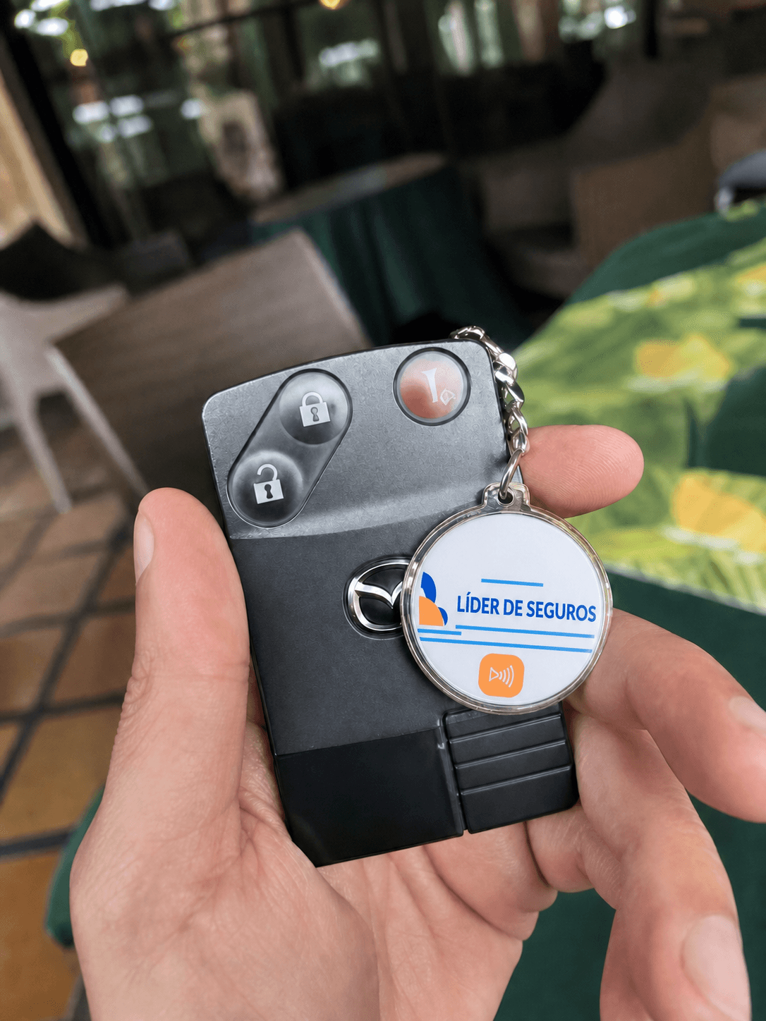 Llavero NFC de Líder de Seguros junto a las llaves de un vehículo
