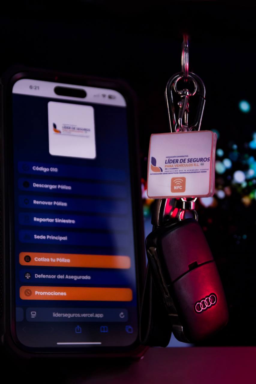 Llavero NFC terminado de Líder Seguros junto al portal móvil para asegurados