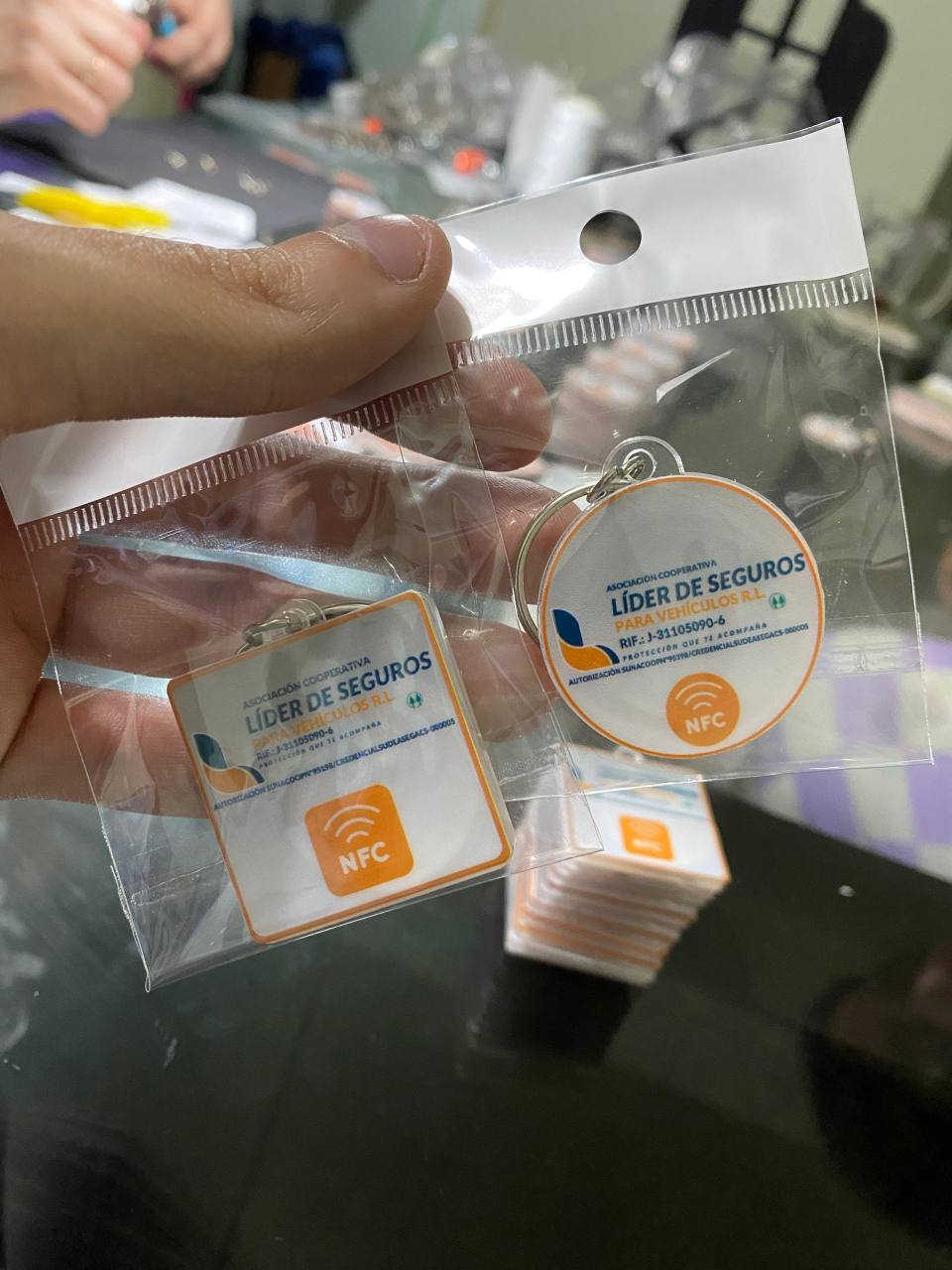 Llaveros NFC de Líder Seguros terminados y empaquetados