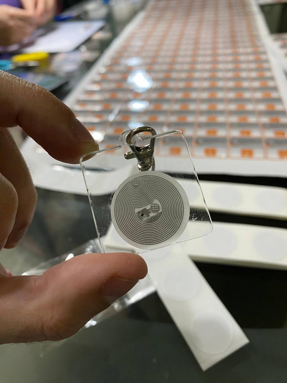 Prototipo transparente de llavero NFC de Líder Seguros con la antena visible