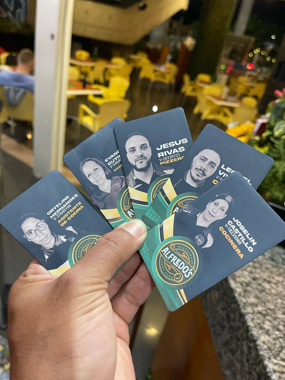 Tarjetas inteligentes reales personalizadas para el equipo de Alfredo’s Restaurant