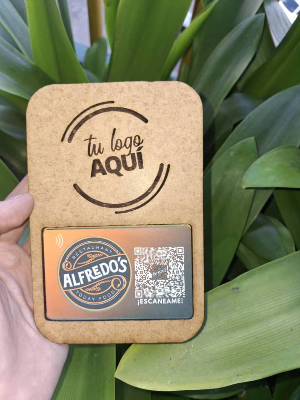 Hablador de mesa real de Alfredo’s Restaurant con tarjeta NFC y código QR