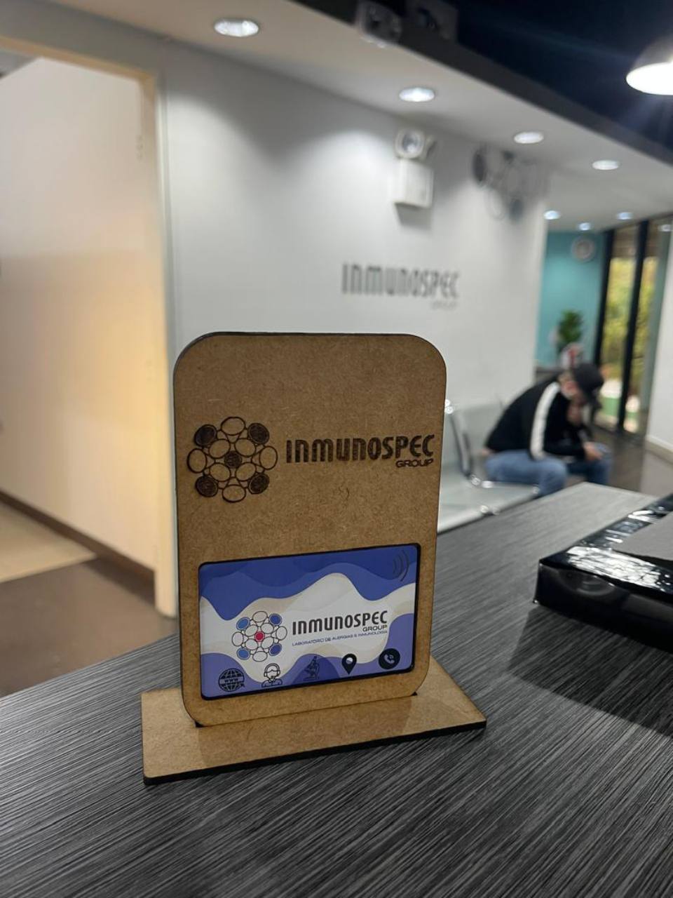 Exhibidor de mostrador NFC realizado para Immunospec Group